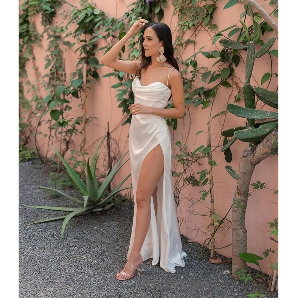 Many wedding dresses available - Picture 2 of 16